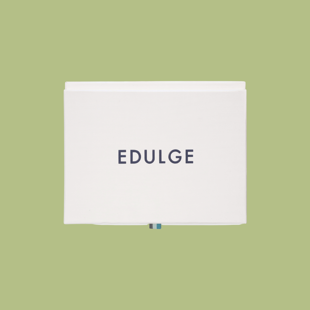 The Green fragrance discovery set contains samples of d'Annam - Arashiyama Eau de Parfum, Sospiro - Liberto Eau de Parfum, Federico Cantelli - Fico Eau de Parfum, Jupilo - Acqua Di Neve Extrait de Parfum, Elena Lanzano - Patch Me Now Extrait de Parfum and Nectar Olfactif - Etoile de Bali Extrait de Parfum.