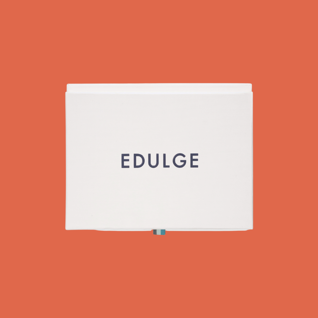 The For Him Viral Discovery set contains samples of Sospiro - Vibrato Eau de Parfum, Lorenzo Pazzaglia - Black Sea Extrait de Parfum, Al Ambra - Dubai Musk Extrait de Parfum, Claudio Zucca - Deep Water Extrait de Parfum, Jupilo - Exoticoud Extrait de Parfum and d'Annam - Tokyo Nights Eau de Parfum               